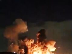 Enorme petroleiro atingido por drone iraniano perto do Estreito de Ormuz depois de lançar uma bomba destruidora de bunkers de 2.000 libras em um depósito de munição dos EUA