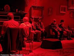 Os frequentadores do teatro de Los Angeles cobram US$ 60 para ver peças onde todo o público está com os olhos vendados