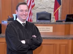 Vídeo de juiz indignado do Texas provoca indignação com funcionário de TI que vem ajudar a consertar o computador, antes de latir: ‘Saia do meu tribunal!’
