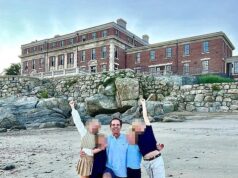 A vida perfeita da magnata é destruída na mansão de praia de US$ 20 milhões em Nova Inglaterra que ela divide com o marido e dois pares de gêmeos adoráveis são destruídos depois que um estranho vestido com balaclava aparece às 5h50.