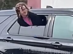Momentos depois, a mulher fugiu do carro da polícia jogando o corpo para fora da janela