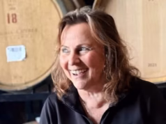 Mulher compra linda vinícola de propriedade de seu amado noivo, que foi assassinado na hora por seu pai