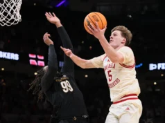 A bandeja de Frager coloca Nebraska à frente e os Hackers alcançam o Sweet 16 quando o esforço de Tanner sai para Vandy.