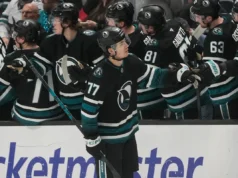 Celebrini fez 4 pontos, Sherwood marcou o gol verde na vitória dos Sharks sobre os Canadiens por 7-5.