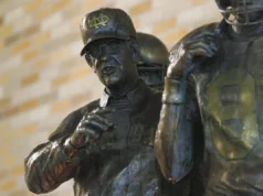 O lendário técnico e ícone da Notre Dame, Lou Holtz, morreu aos 89 anos