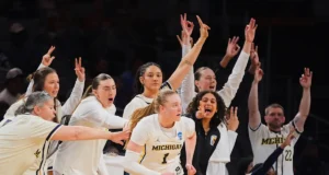 Olivia Olson e Cilla Swords levam Michigan à vitória por 71-52 sobre Louisville no Sweet 16 de março Madness