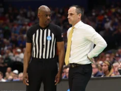 O técnico de Iowa, Ben McCollum, está chateado depois que um árbitro perdeu uma possível falta na Flórida