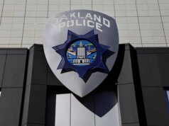 Homem invade sede da polícia de Oakland e rouba rádio antes de ser preso – The Mercury News