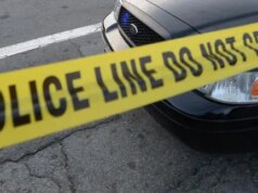 Homem com identificação da polícia de Oakland é encontrado morto no sofá dentro de uma oficina de conserto de telefones