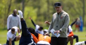 49ers contratam Matt Eberflus para substituir Gus Bradley na equipe defensiva