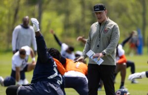 49ers contratam Matt Eberflus para substituir Gus Bradley na equipe defensiva