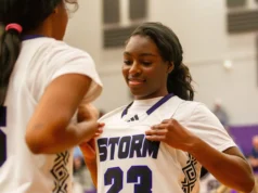 Oshauna Holland, de Kramer, foi eleita a melhor jogadora de basquete feminino do ano do NC Gatorade