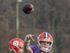 Esta é a aparência do QB Christopher Vezina no treino de futebol de primavera de Clemson