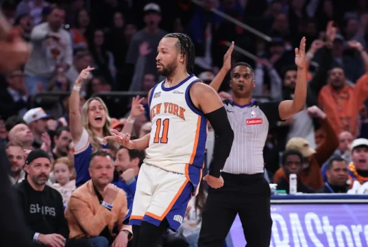 Os Knicks encerraram a seqüência de 11 vitórias consecutivas dos Spurs com uma onda inicial que levou a uma vitória decisiva por 114-89.