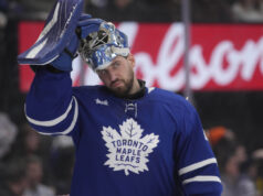 O goleiro do Maple Leafs, Anthony Stolarz, evita lesão no pescoço após acidente horrível
