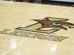 March Madness 2026: Lehigh surpreende Holy Cross com buzina de meia quadra no torneio da Patriot League