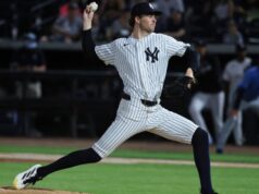 O inimigo do Red Sox, Cam Slitler, impressionou em sua estreia no treinamento de primavera para os Yankees