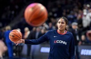 Sarah Strong não se importa com o estrelato. Um foco vencedor pode torná-lo um dos maiores nomes de todos os tempos da UConn