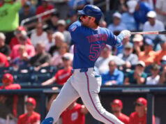 Mike Tuchman, do Mets, saiu do jogo de treinamento de primavera contra o Astros com aparente desconforto no joelho