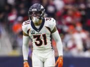 O ex-grande jogador do Broncos ainda quer jogar, mas apenas nos seus termos