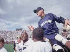 Lou Holtz morre: Marcus Freeman, Skip Holtz e Fighting Irish prestam homenagem à falecida Notre Dame