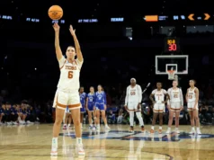 March Madness 2026: Como assistir ao jogo Texas x Michigan Elite Eight no torneio de basquete feminino da NCAA