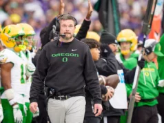 Os Oregon Ducks anunciaram inúmeras promoções de treinamento e acréscimos para 2026