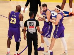 O Lakers venceu o primeiro jogo em casa depois da viagem de uma forma feia