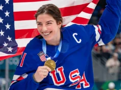 A capitã feminina de hóquei no gelo dos EUA, Hilary Knight, revelou que disputou os Jogos Olímpicos de Inverno de 2026 com uma lesão no ligamento colateral medial (MCL) no joelho.