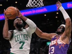 Jaylen Brown marcou 18 de seus 41 pontos no quarto período para ajudar o Celtics a vencer o Suns por 120-112