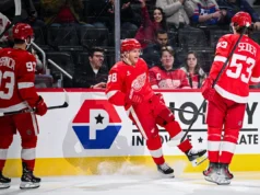 Os Red Wings explodiram com quatro gols no segundo período, desencadeando uma tempestade