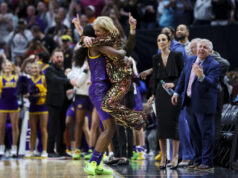 Flojay Johnson e Kim Mulkey compartilham um momento emocionante após o último jogo em casa da LSU
