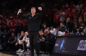 Perfil de treinador principal de Mark Byington para basquete UNC