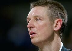 ‘Um dos maiores de todos os tempos’: UW homenageia Detlef Schrempoff com cerimônia de aposentadoria da camisa