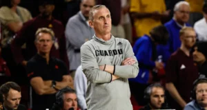 O Arizona State está se separando do técnico de longa data Bobby Hurley após 11 temporadas.