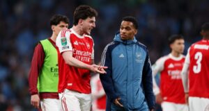 O zagueiro do Arsenal, Jurien Timber, está lutando contra a lesão na virilha que contraiu contra o Everton.