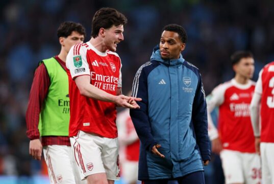 O zagueiro do Arsenal, Jurien Timber, está lutando contra a lesão na virilha que contraiu contra o Everton.