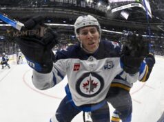 Três jogadores foram negociados com os Sabres no prazo após a recusa de Parayko