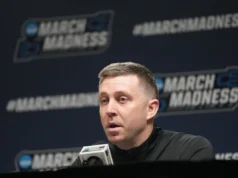 O técnico do estado de Ohio, Jake Deibler, discute o jogo do torneio da NCAA contra o TCU