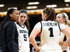 Qual é a classificação do basquete feminino de Iowa na última pesquisa AP Top 25?