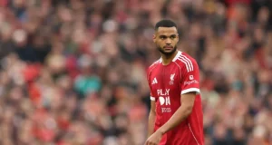 “Ele é um alvo fácil” – os torcedores do Liverpool dizem que são muito duros com esse jogador