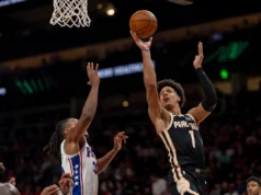 Johnson marcou 35 na vitória do Hawks por 126-116 sobre o 76ers, quando Maxey saiu nos minutos finais com uma lesão na mão.