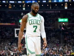 Jaylen Brown foi expulso do confronto Celtics-Spurs por discussão acalorada com os dirigentes e foi às redes sociais no intervalo