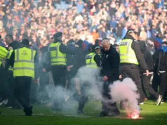 Polícia separa torcedores do Celtic e do Rangers após invasão do campo de Ibrox