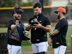 O apanhador do Tigers, Jack Rogers Freak, ferido em acidente