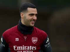 O meio-campista do Arsenal, Michael Merino, voou para a Espanha para continuar sua reabilitação