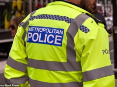 A caça ao homem começou depois que uma mulher de 71 anos foi encontrada ‘assassinada em casa’ em Londres