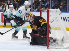 Bobby McMann marcou 2 gols e uma assistência em sua estreia no Kraken com atraso no visto contra os Canucks