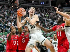 Steve Smith fala na quadra noturna sênior após a vitória de Carson Cooper