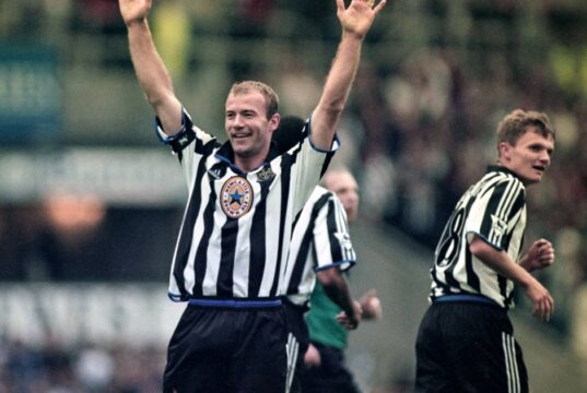 Qual jogador de futebol marcou mais gols e assistências na era da Premier League?